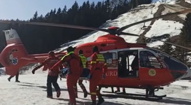 O fetiţă de şase ani a căzut din telescaun, la Sinaia, după ce bara de protecţie nu a funcţionat: „Au rămas cu gluga sau cu geaca în mână”