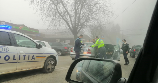 Șofer din Craiova, încătușat în plină stradă, după ce a fugit de poliție. Tânărul care a lovit două mașini nu avea permis de conducere