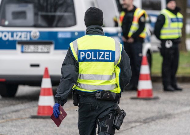Un șofer român de curierat a furat 72 de colete din mașină, a făcut accident, n-avea deloc permis și se angajase cu acte false, în Germania