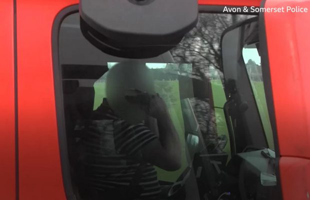 VIDEO | Șofer de TIR filmat de poliție când vorbește la două telefoane, fără să mai țină vreo mână pe volan, pe o autostradă din Anglia
