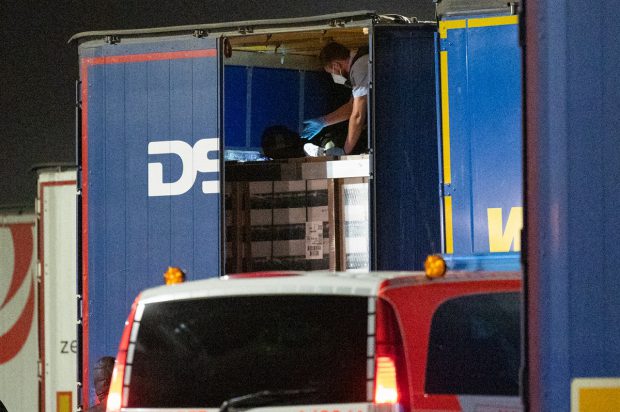Șofer român de TIR, îngrozit lângă prelata tăiată a camionului, prin care ieșeau mâini de copii, în Germania