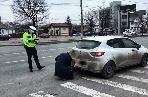 Șoferiță pusă de polițist să-și curețe numerele de înmatriculare la mașină și sancționată, în București