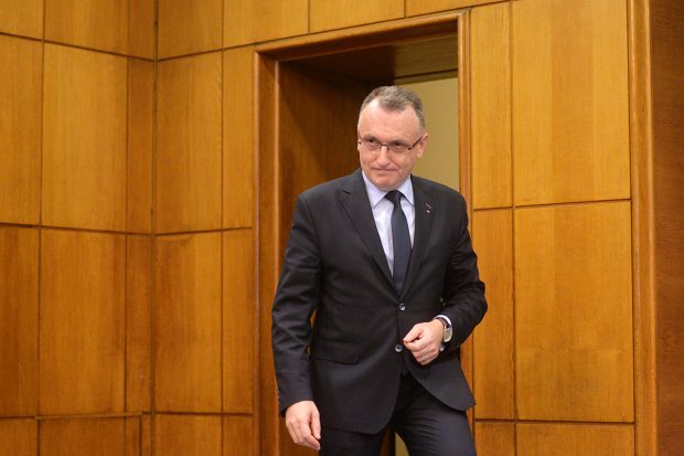 Editorial Școala 9: În loc să numere bine copiii care au nevoie de tablete, ministrul Cîmpeanu sugerează că o parte dintre ei ar fi profitori