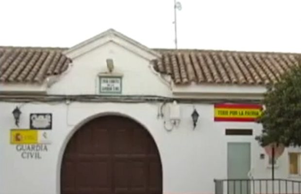 Doi români au furat pistoalele și uniformele polițiștilor, ca să se răzbune după ce au fost prinși noaptea pe stradă, încălcând restricțiile, în Spania