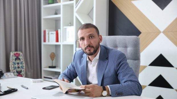 Cine e Ștefan Mandachi, primul „șef sub acoperire” din noul sezon de la Pro TV. Transformarea spectaculoasă a omului de afaceri în emisiune