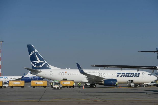 Un avion Tarom s-a întors pe Aeroportul Otopeni din cauza unui geam fisurat la scurt timp după decolare