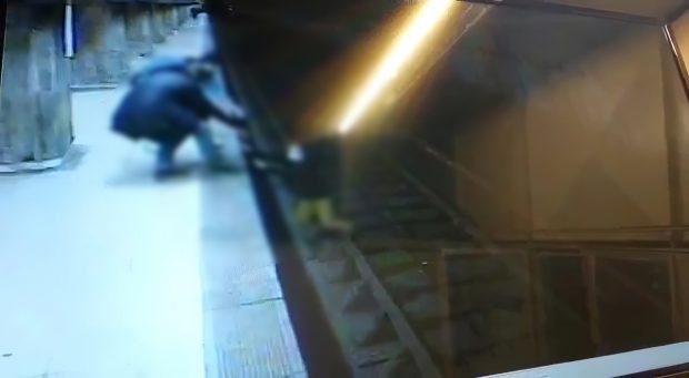 VIDEO | Filmare șocantă la metrou. O adolescentă care a sărit pe șine a fost salvată în ultimul moment din fața trenului