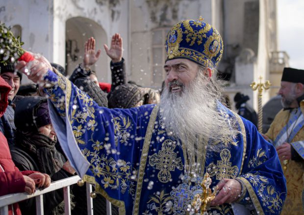 ÎPS Teodosie, după ce un bebeluș a murit în urma botezului: „Nu vom schimba ritualul. Nu ne intimidăm”