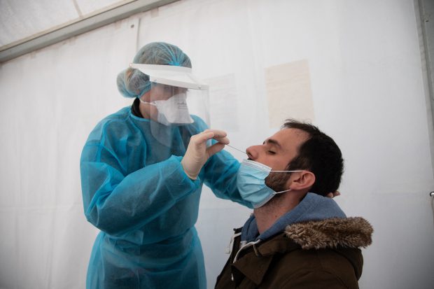 Trafic cu false certificate de teste negative Covid, în Marea Britanie, Franța, Spania și Olanda