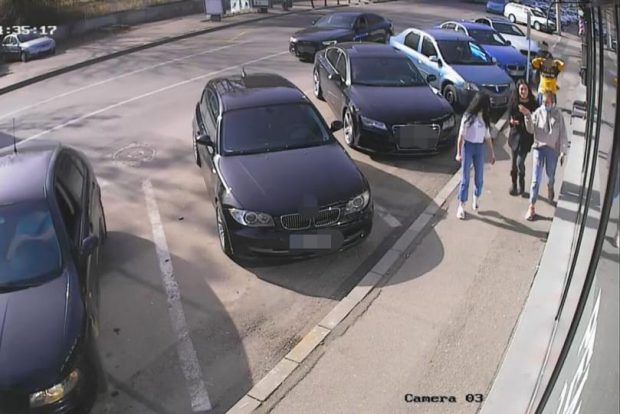 Trei tinere din Pitești au returnat 13.000 de euro găsiți într-o borsetă pierdută. Fetele au mers la poliție, după ce au fost identificate de oamenii legii pe camere