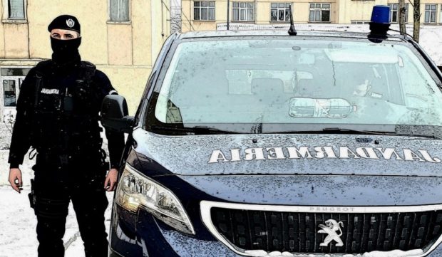 O bătrână din Tulcea a devenit infractoare la 90 de ani. I-a spart ușa unei vecine cu pumnii și cu picioarele