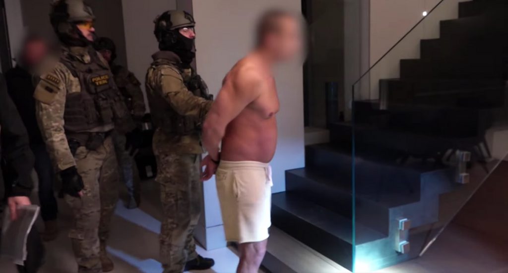 VIDEO | Iubita unui interlop miliardar maghiar a crezut că e cerută în căsătorie, când au intrat mascații peste ea în vila de lux cu ferestre antiglonț și senzori de mișcare