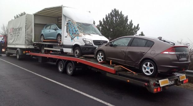 Doar o neregulă la platforma din imagine, care se pregătea să intre în România, au găsit polițiștii maghiari. Șoferul, lăsat să meargă mai departe
