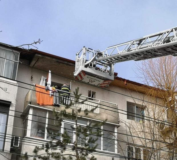 O femeie din Focșani închisă pe balcon de nepotul de 3 ani a fost salvată de pompieri. Entuziasmat, băiețelul a aplaudat intervenția