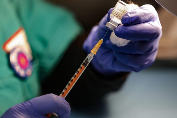 CNCAV, precizări despre pacientul care a prezentat o reacție adversă severă după rapelul cu vaccinul de la Pfizer
