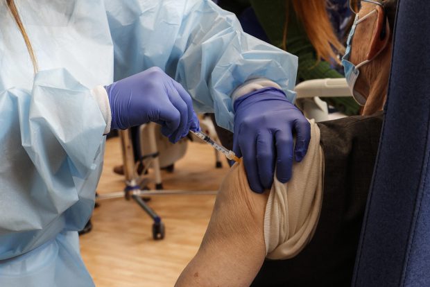 Doi vârstinici de la un azil din Australia au primit, din greșeală, o doză mult mai mare de vaccin de la Pfizer decât cea recomandată
