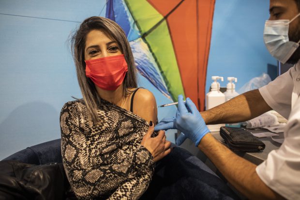 Israelul a adoptat o lege controversată, care permite autorităților să identifice persoanele nevaccinate