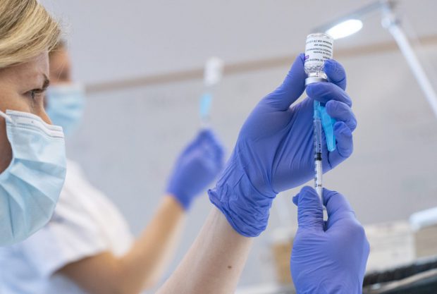 Timişoara vrea mai multe doze de vaccin anti-COVID, după ce rata infectării a ajuns la 7,49