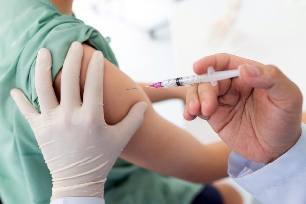 Peste 37.000 de persoane vaccinate anti-COVID-19 în ultimele 24 de ore. S-au raportat 50 de reacții adverse