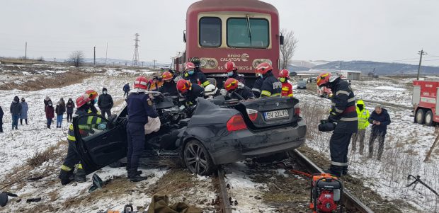 VIDEO | Doi tineri au murit, după ce mașina lor a fost lovită de un tren, la Iași