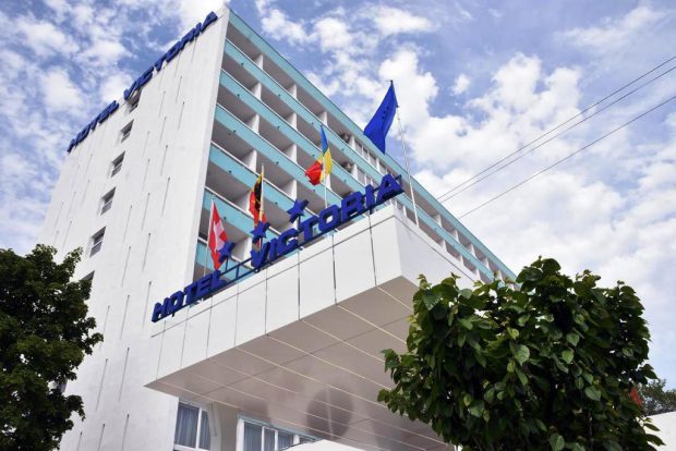 Hotel din Constanța, dat în judecată de un client din cauza mirosului de canalizare din cameră. Ce a decis instanța