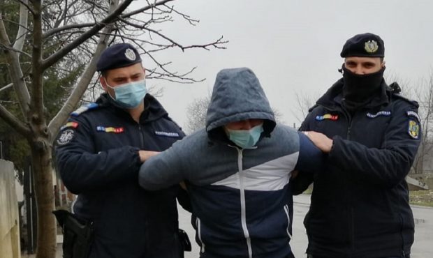 Condamnat la închisoare, un violator fugar a fost găsit în timp ce se plimba pe stradă