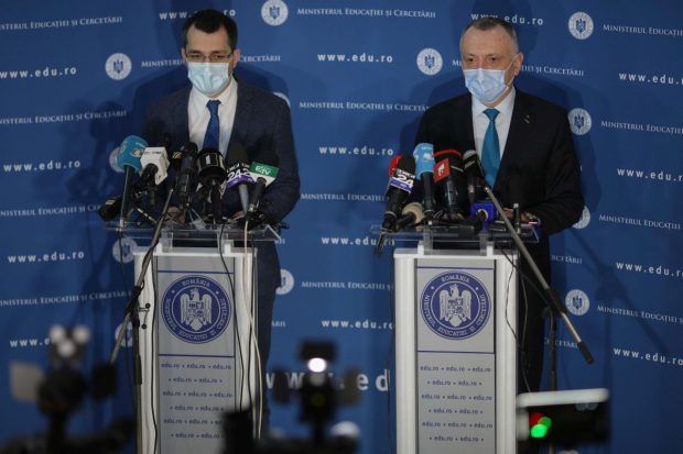 Neînțelegeri între Sorin Cîmpeanu şi Vlad Voiculescu pe tema formularului semnat de părinţi pentru testarea elevilor cu simptome