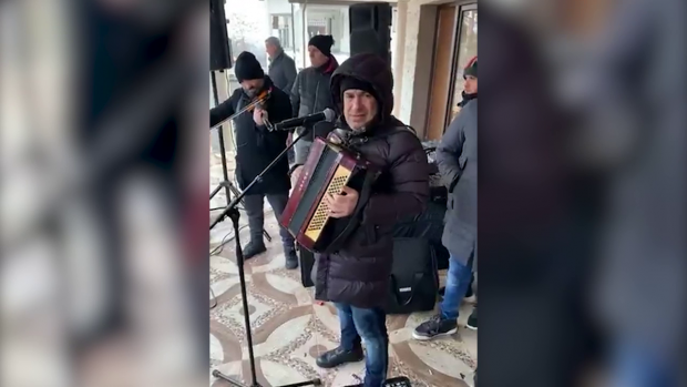 VIDEO | Manelistul Ștefan de la Bărbulești și fiul său au fost amendați, în Buzău. Cântau la o înmormântare cu zeci de participanți