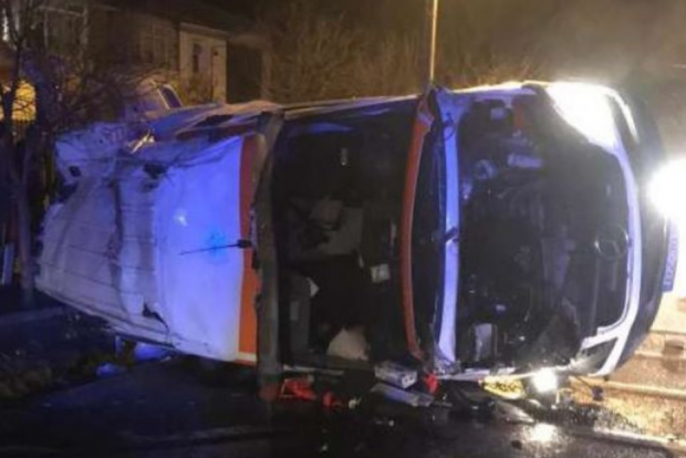 VIDEO |  Ambulanță din Vrancea, implicată într-un accident grav. O pacientă cu COVID-19 a murit în urma impactului