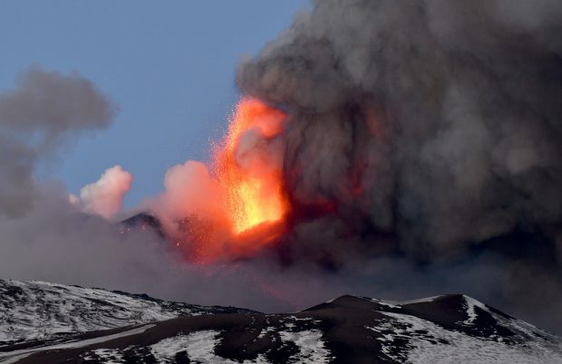 VIDEO | Imagini spectaculoase surprinse în Sicilia, unde a avut loc cea mai mare erupție a vulcanului Etna din ultimii ani