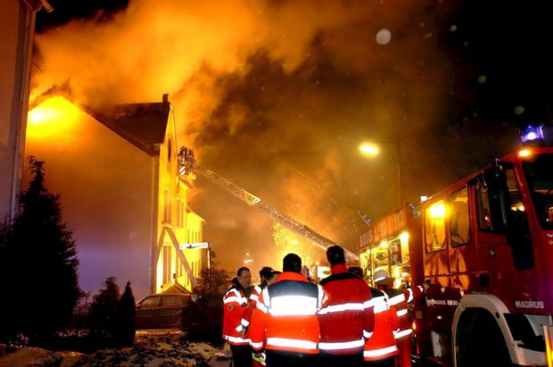 Un german și-a dat foc la casă, după ce a încercat să dezghețe țevile de apă cu un uscător de păr
