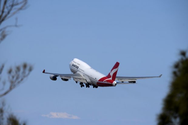 Un avion care a decolat în Olanda a pierdut părți dintr-un motor. Bucăți de metal, căzute pe câteva mașini
