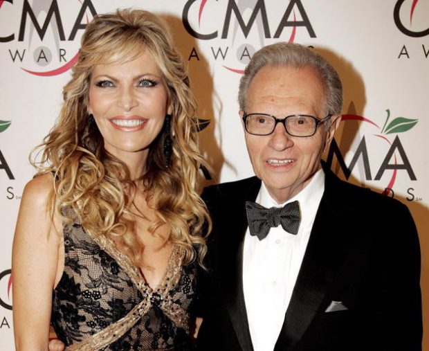 Văduva jurnalistului de televiziune Larry King îi contestă testamentul. Legendarul moderator și-a lăsat întreaga avere copiilor