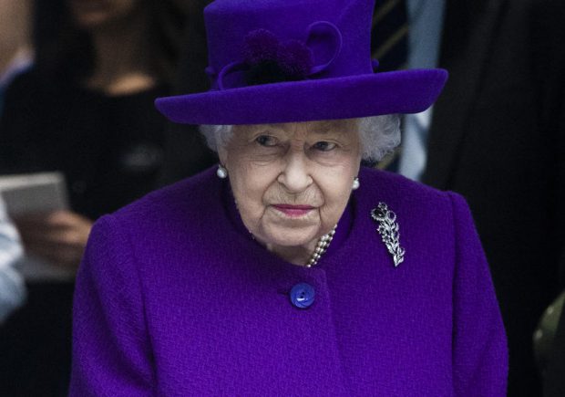 Regina îi îndeamnă pe britanici să „se gândească la ceilalți” și să se vaccineze