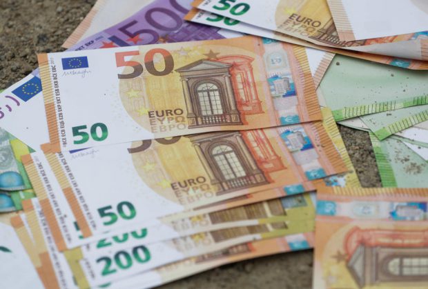 O femeie din Israel a ars bancnote de aproape 3.000 de euro de teamă că s-ar infecta cu COVID