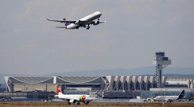 Mai multe zboruri de pe aeroportul din Frankfurt, anulate sau întârziate din cauza unor drone