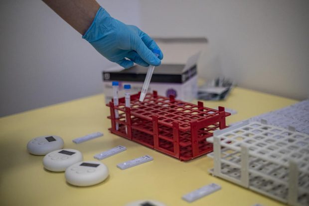 OMS: Numărul cazurilor săptămânale de COVID-19 a scăzut cu jumătate de milion