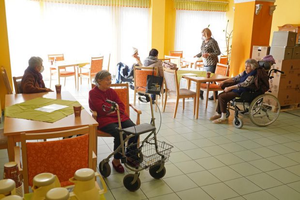 Focar de coronavirus la un azil din Germania. Zeci de persoane, depistate cu tulpina britanică după ce au primit rapelul