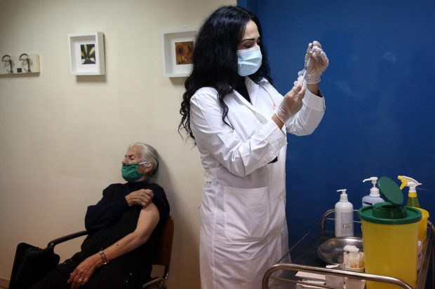 Două femei din Florida s-au deghizat în bunicuţe pentru a se vaccina împotriva covid-19