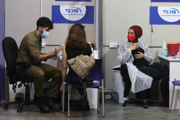 Rata infectărilor cu COVID-19 a scăzut în Israel cu 95,8% în rândul celor care au făcut rapelul cu Pfizer