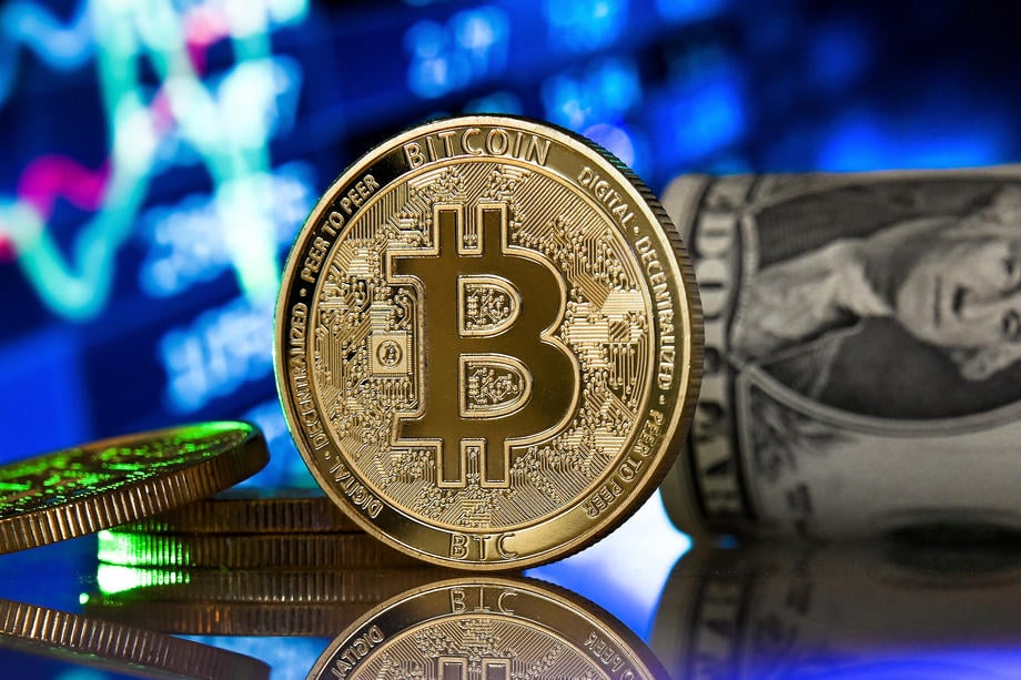 Valoarea bitcoin a scăzut cu 50% faţă de recordul atins în noiembrie 2021