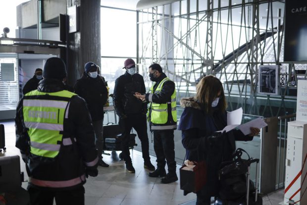Românii care se întorc din țările aflate în zona galbenă, controlați de testul PCR. Companiile aeriene, obligate să nu îi primească la bord pe cei care nu au testul