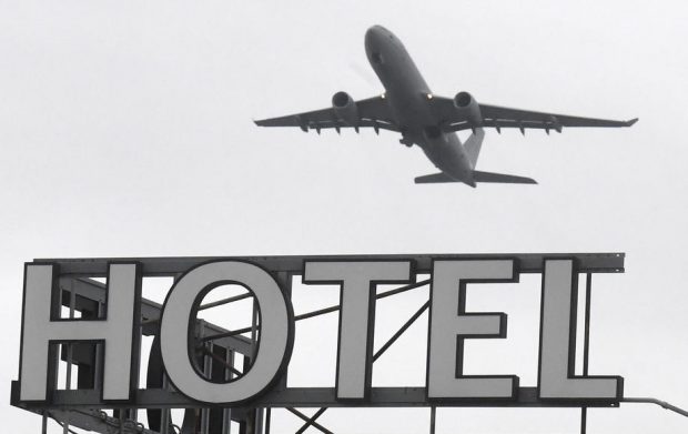 Cetățenii britanici și rezidenții care se întorc în Marea Britanie dintr-o țară cu risc ridicat COVID-19, obligați să stea 10 zile în carantină, la hotel
