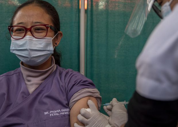 Universitatea Oxford le-a ascuns voluntarilor la studiul vaccinului său anti-COVID că au primit o doză greșită