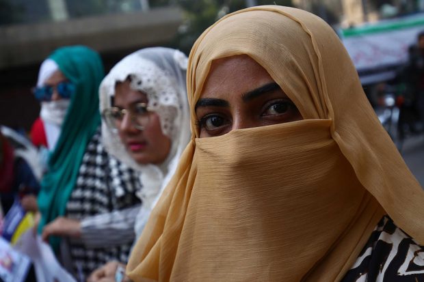 Indonezia interzice școlilor să le mai oblige pe fete să poarte vălul islamic