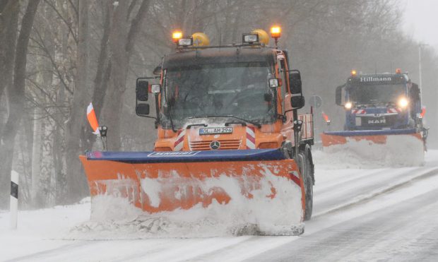 Trei hoți germani s-au dat drept salvatori și i-au furat mașina unei femei care ceruse ajutor, după ce rămăsese în nămeți