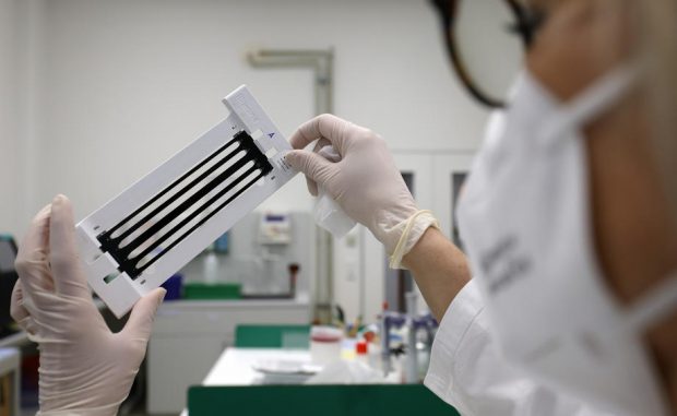 O nouă tulpină de coronavirus, descoperită în Finlanda. Cercetătorii spun că testele PCR ar putea să nu o detecteze