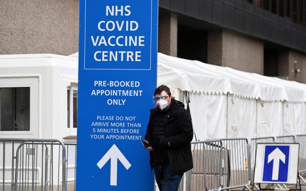 Marea Britanie ar putea menține restricțiile până când toată populația adultă va fi vaccinată anti-COVID-19