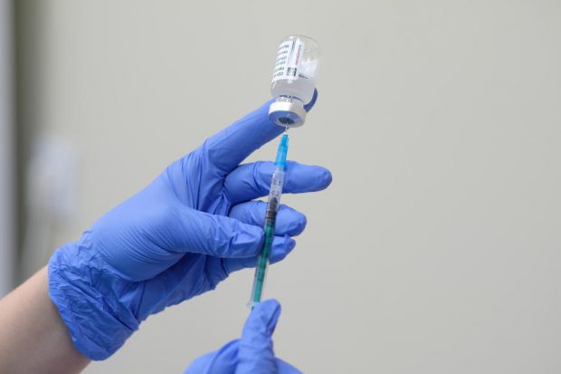 România începe luni vaccinarea cu AstraZeneca. Peste 142.000 de persoane, programate pentru imunizare cu acest vaccin