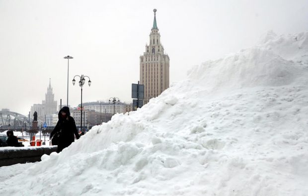 Moscova, ”îngropată” sub zăpadă. Stratul de nea măsoară 56 de centimetri, iar recordul istoric e în pericol